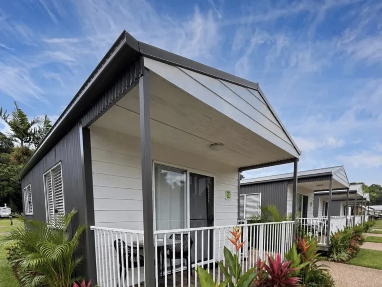 Mission Beach Hideaway cabin Cabin with a front deck and tropical garden at Mission Beach Hideaway Holiday Village